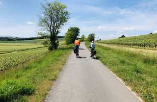 Deux Cyclistes sur une route en bourgogne sud