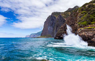Vagues déferlant sur les rochers, Guindaste, Faial