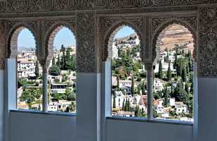 Ville de Grenade par les fenêtres maures de l'Alhambra
