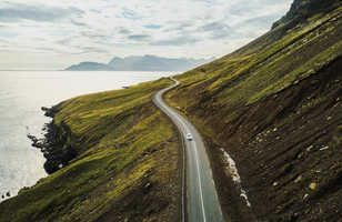 Voiture sur belle route panoramique en Islande