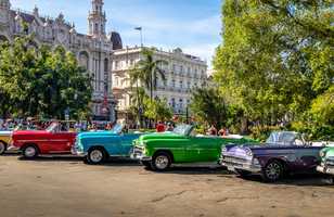 Voitures de collection colorées cubaines devant le Gran Teatro à la Havane