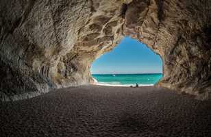 Vue de l'intérieur de la grotte Cala Luna Sardaigne