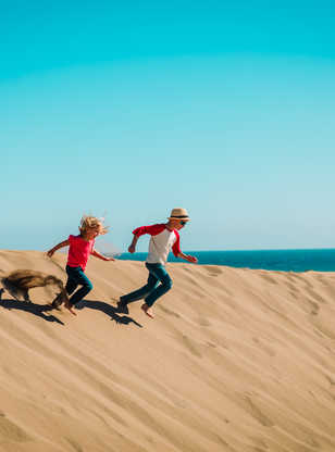 Enfants dans les dunes de sable aux Canaries