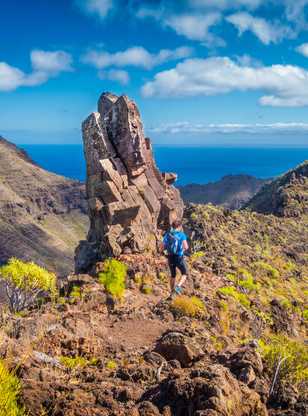 Randonneur sur un sentier des Canaries