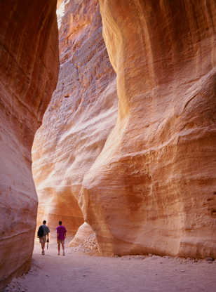 Randonneurs dans le Siq, canyon à Petra