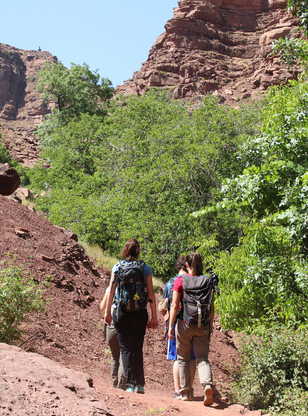 Randonneurs dans les gorges rouges dans la vallée de Magdaz