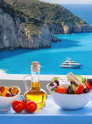 Salade grecque devant la plage de Milos sur l'île de Lefkas en Grèce