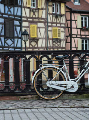 Vélo contre une barrière en Alsace
