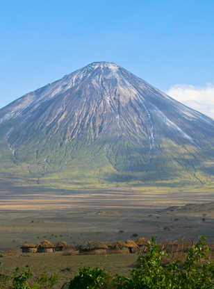 Volcan Ol Doinyo Lengai et village Maasaï