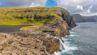 Cascade de Bosdalafossur sur l'île de Vagar aux Féroé