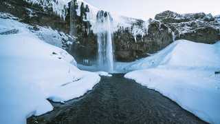 Cascade sous la neige d'Islande