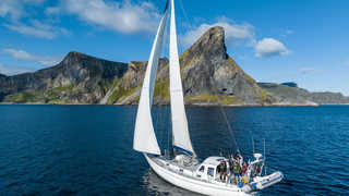 Croisière voilier Davaï dans les Iles Lofoten en été en navigation