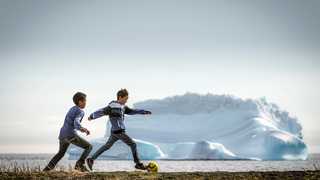 Enfants jouant au football au Groenland