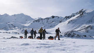 Groupe de voyageurs en ski pulka en Islande