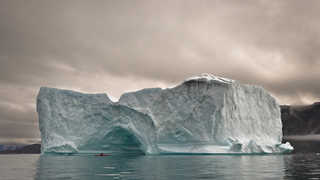 Icerbeg géant et kayak de mer Groenland