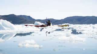 Kayak de mer entre les icebergs au Groenland