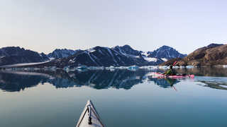 Kayak de mer parmi les icebergs, Arctique, Svalbard
