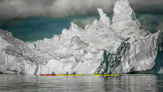 kayak en arctique devant les icebergs