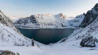 Randonnée dans la neige des fjords