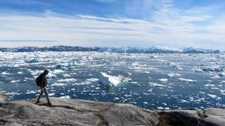 Randonnée face au fjord glacé d'Ilulissat au Groenland