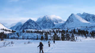 Randonneurs dans les alpes de Lyngen en laponie norvégienne