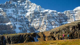 Randonnneurs sur le Sentinel pass, dans le parc national de Banff au Canada