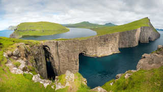 Un lac au-dessus des falaises aux îles féroé