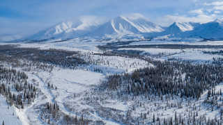 Vue aérienne des paysages enneigés d'Alaska