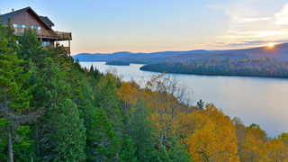 Vue sur le lac Sacacomie en Mauricie au Québec