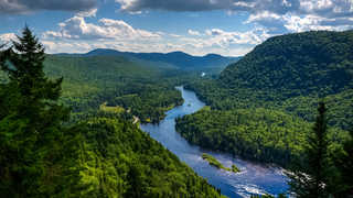 Vue sur le parc national de la rivière Jacques-Cartier, Québec, Canada