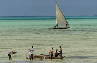 Boutres et enfants dans le lagon de Zanzibar à Jambiani
