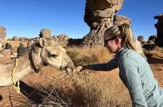 Caroline et un dromadaire dans le désert du Sahara en Algérie