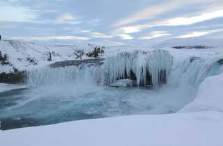 Cascade gelée en Islande - © Cole Trevor Cascade gelée en Islande