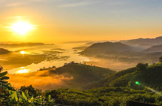 Coucher de soleil sur un paysage au Laos