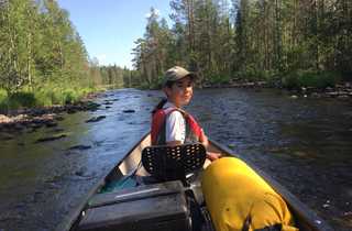 Enfant faisant du canoë sur un lac en Finlande
