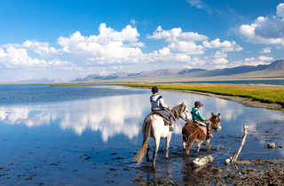 Enfants à cheval, lac Song Kul, Kirghizie