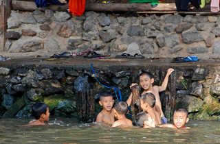 Enfants jouant dans un bassin proche de Bangkok en Thaïlande