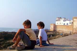 Enfants sur les remparts d'Essaouira, Maroc