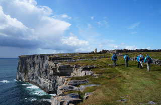 Groupe de randonneurs, Inishmore, archipel des Aran - © Wulser Yann Groupe de randonneurs, Inishmore, archipel des Aran