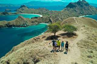 Ile de Padar - © Durif Valentin Randonneurs sur l'île de Padar, Parc National de Komodo, Indonésie