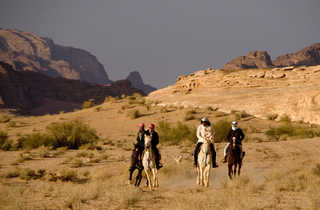 Jordanie cavaliers dans le désert - © CHEVAL D'AVENTURE Jordanie cavaliers dans le désert