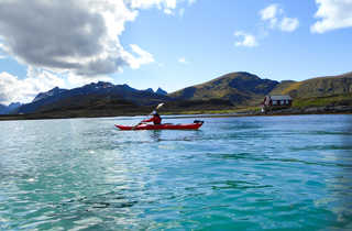 Kayak de mer dans les îles Lofoten en Norvège