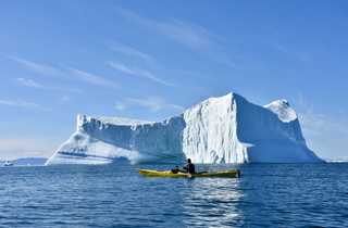 Kayak de mer face aux icebergs dans l'Arctique