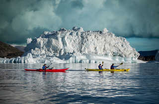 Kayak et icebergs au Groenland