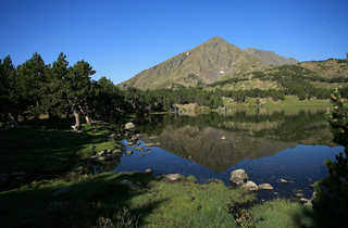 Lac ombragé lors d'un trek dans le massif de Neouvielle