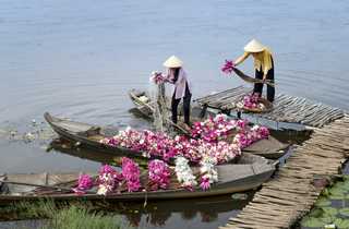 Marchand de fleurs sur un bateau au Vietnam