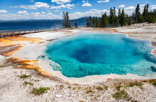 Parc national de Yellowstone source thermale chaude dans la région du bassin West Thumb Geyser, Wyoming, États-Unis