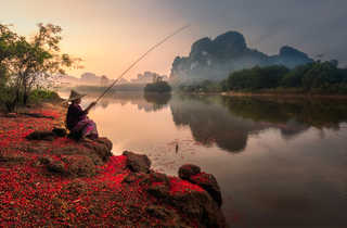 pêcheur qui pêche en Thaïlande