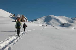 Petit groupe de randonneurs dans la haute vallée de la Claré en raquettes, dans les Alpes en France