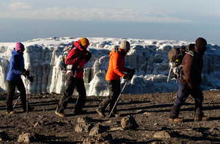 Petit groupe de randonneurs dans le cratère du Kibo, au plus près des glacier du Kilimandjaro en Tanzanie